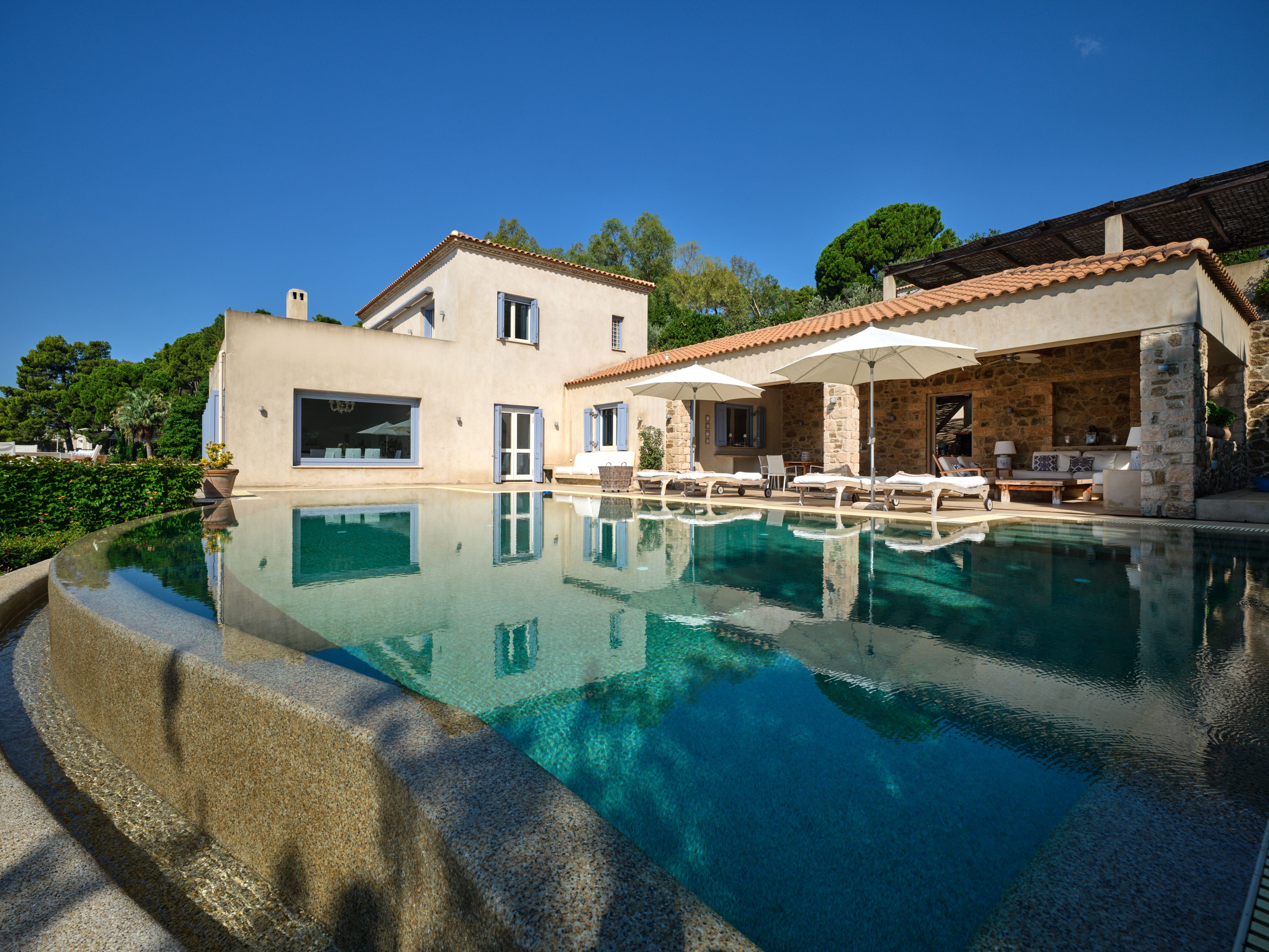 Villa Goldie reflected in its infinity pool